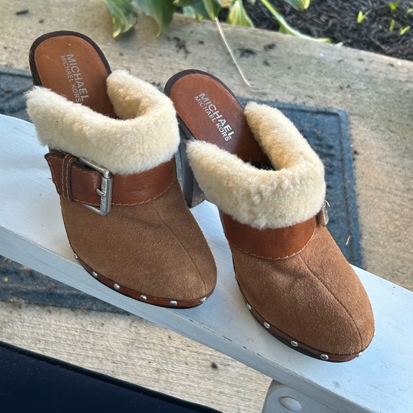 MICHAEL KORS SHEARLING CHESTNUT CLOGS - Picture 9 of 9
